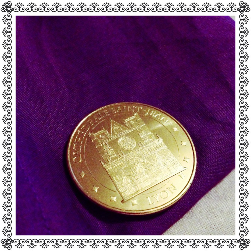 Echarpe de catéchumène et pièce cathédrale Saint Jean Monnaie de Paris