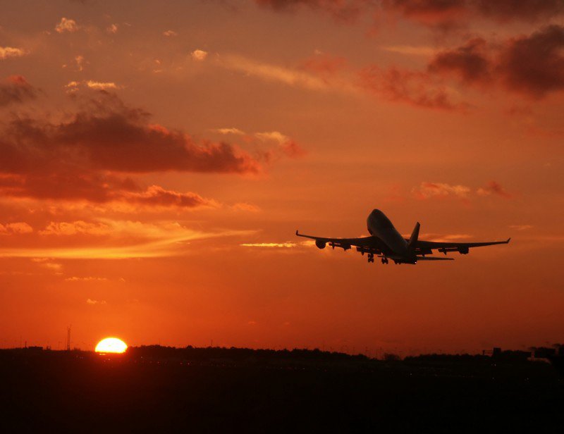 avion en vol coucher de soleil.jpg