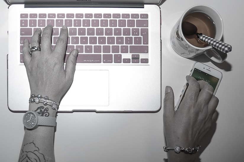 mains sur ordinateur et téléphone tasse.jpg
