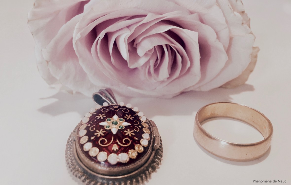 rose et bijoux.jpg