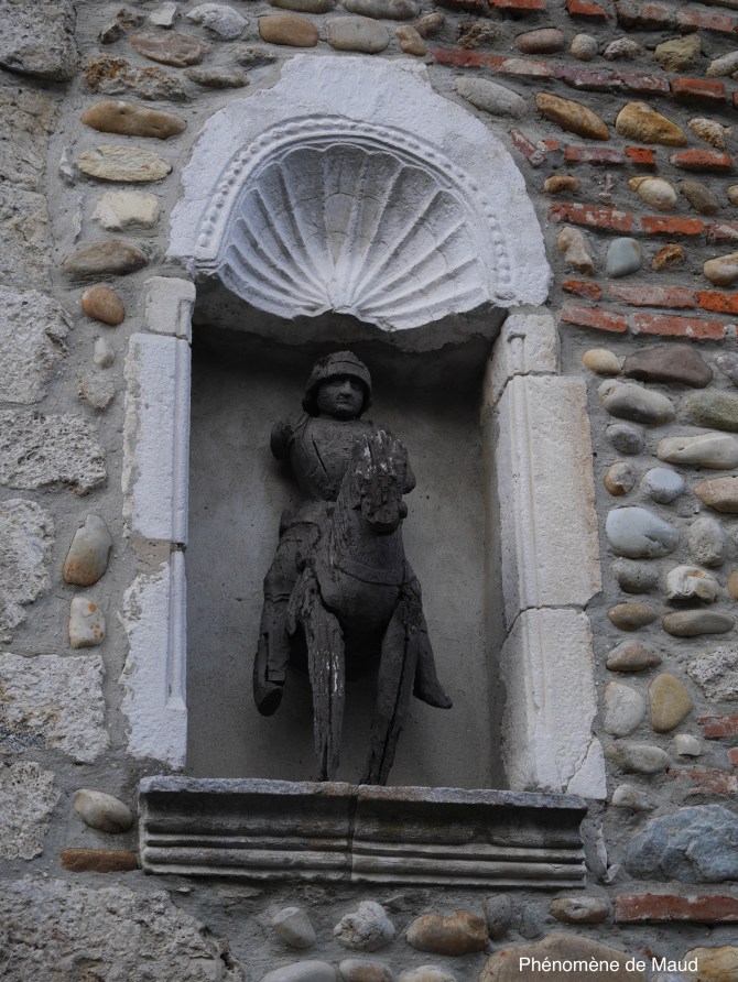 perouges 6 statue phenomene de maud