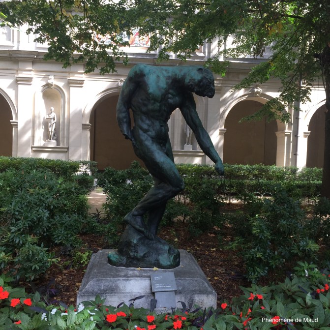 statue palais saint pierre