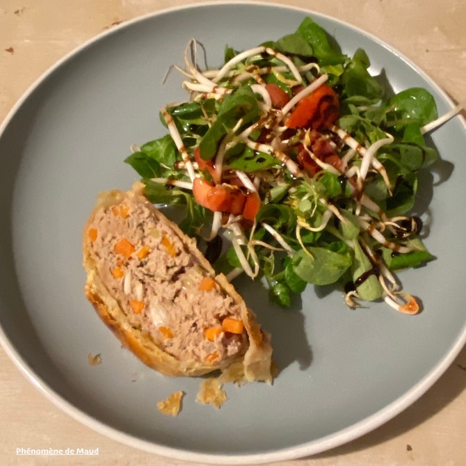 feuilleté à la viande et salade